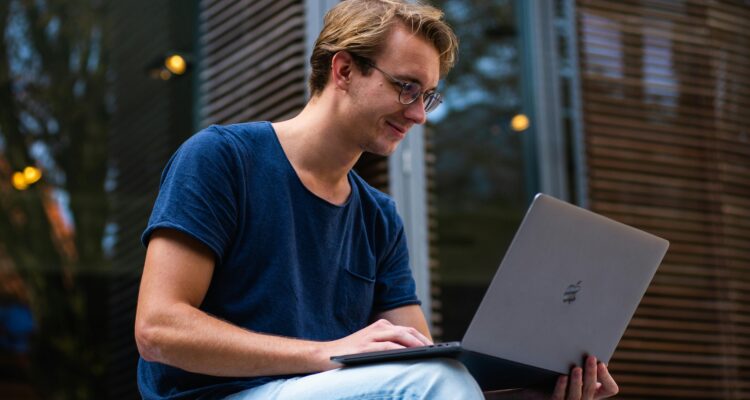 Réparations Laptop Rapides pour Étudiants à Montréal